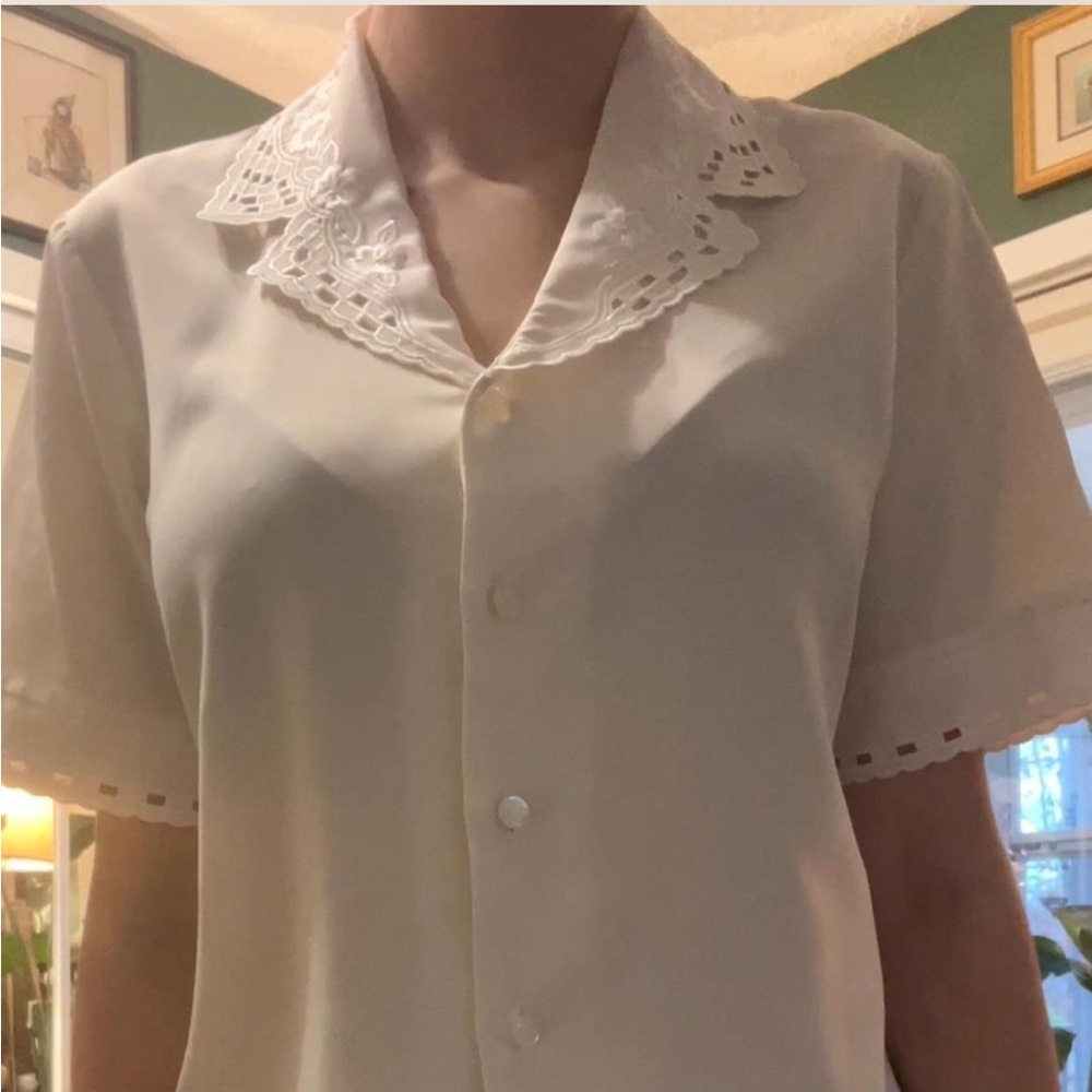 Beautiful vintage laced collar button down
